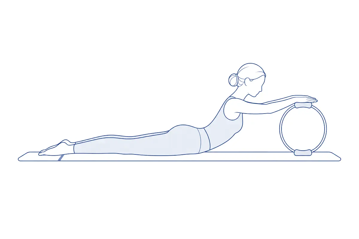Lijntekening van een vrouw die op haar buik op een mat ligt, haar handen op een rechtopstaande pilatesring voor zich en haar borst een stukje opgetild